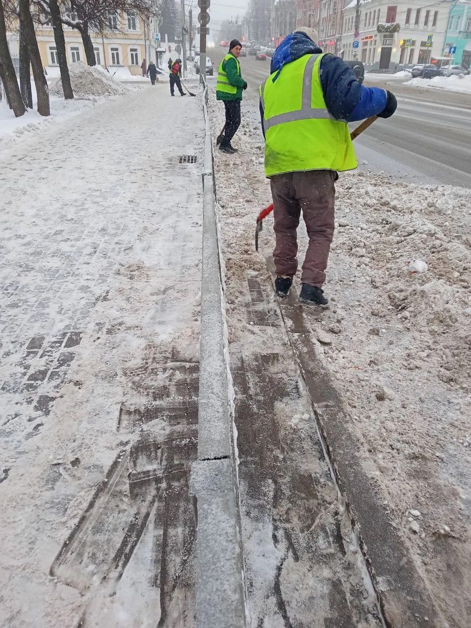 В связи с начавшимся снегопадом дорожные службы наращивают количество техники и специалистов ручного труда, задействованных в работе по очистке проезжих частей и тротуаров от снега В связи с начавшимся снегопадом дорожные службы наращивают количество техники и специалистов ручного труда, задействованных в работе по очистке проезжих частей и тротуаров от снега
