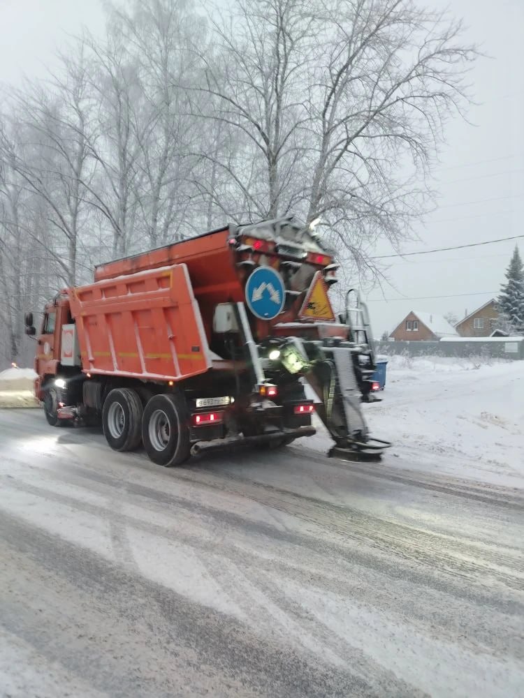 В связи с начавшимся снегопадом дорожные службы наращивают количество техники и специалистов ручного труда, задействованных в работе по очистке проезжих частей и тротуаров от снега В связи с начавшимся снегопадом дорожные службы наращивают количество техники и специалистов ручного труда, задействованных в работе по очистке проезжих частей и тротуаров от снега
