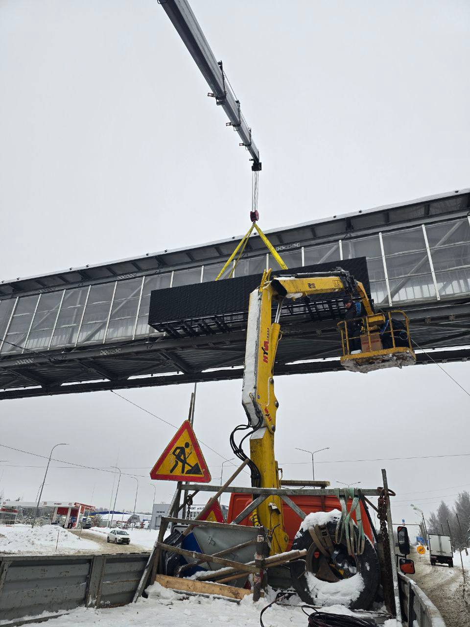 На надземном пешеходном переходе у д. Чирки на Южном обходе г. Кирова установили табло переменной информации На надземном пешеходном переходе у д. Чирки на Южном обходе г. Кирова установили табло переменной информации