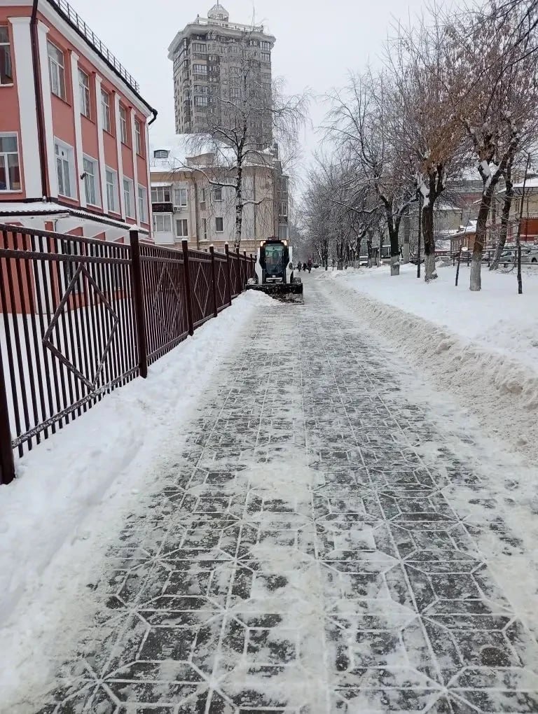 В связи с начавшимся снегопадом дорожные службы наращивают количество техники и специалистов ручного труда, задействованных в работе по очистке проезжих частей и тротуаров от снега В связи с начавшимся снегопадом дорожные службы наращивают количество техники и специалистов ручного труда, задействованных в работе по очистке проезжих частей и тротуаров от снега