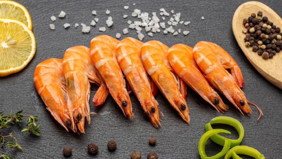 Не выбрасывайте панцири креветок: этот ароматный соус превратит в шедевр любой гарнир