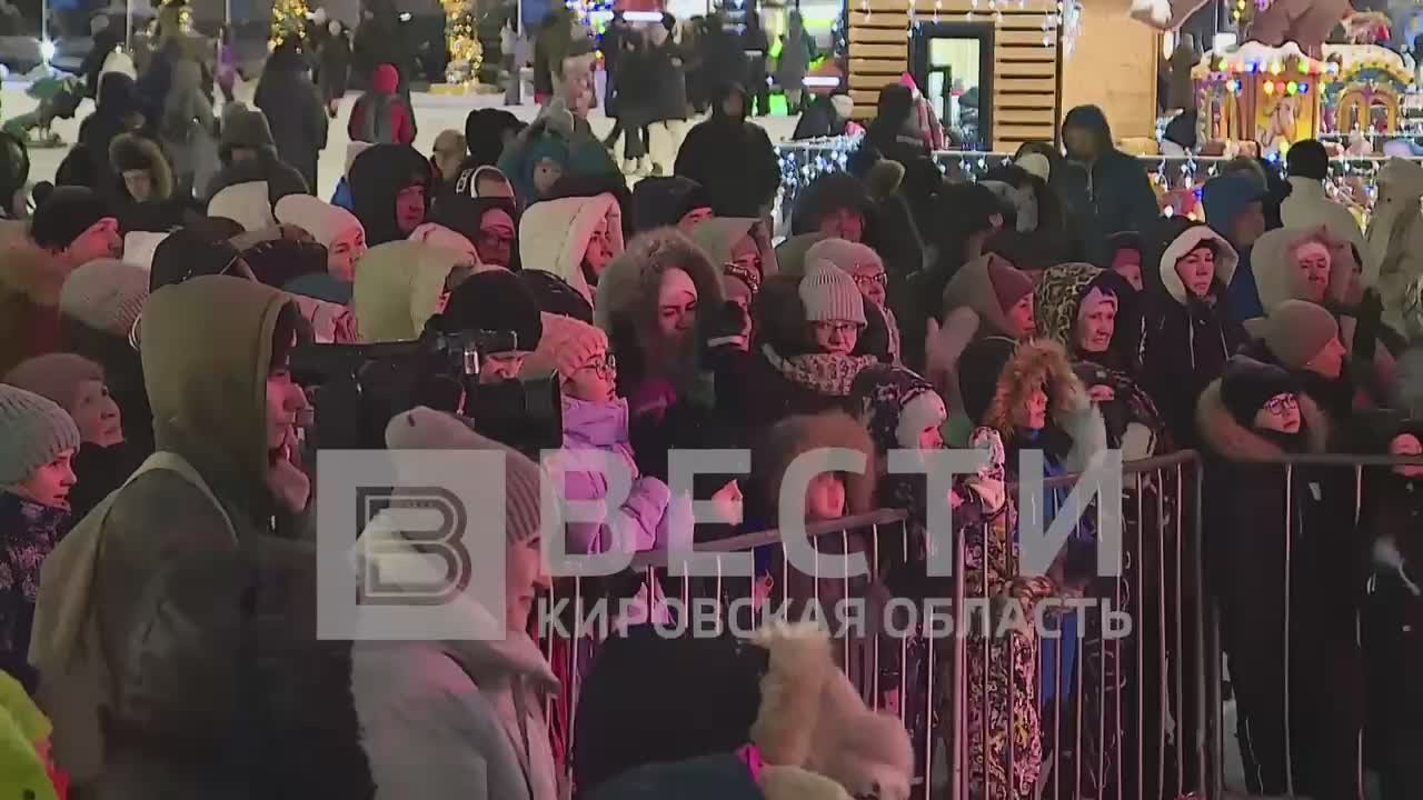 Сегодня на Театральной площади прошло торжественное открытие главной кировской елки, в котором приняли участие Дед Мороз и Снегурочка