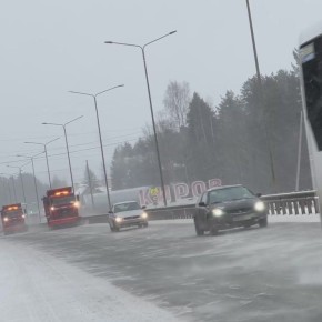 Сегодня, 24 декабря, на дороги региона областное предприятие АО «Вятавтодор» вывело 167 единиц специализированной техники и дорожные бригады — 110 рабочих