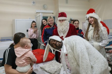 В детское отделение Центра травматологии десантировались Деды Морозы!