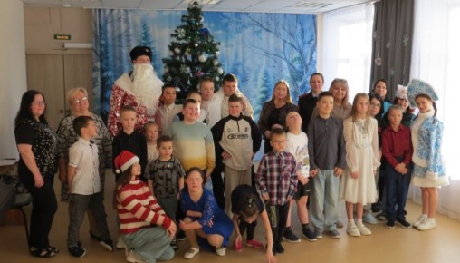 В Кирове сотрудники транспортной полиции в рамках Всероссийской акции «Полицейский Дед Мороз» побывали в гостях в областном реабилитационном центре для детей и подростков