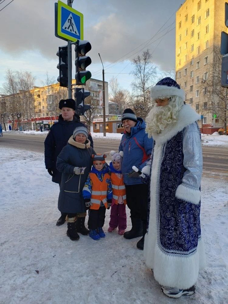 Полицейский Дед Мороз и юные помощники инспекторов движения детского сада № 16 пожелали жителям города Кирова в Новом году безопасных дорог!!! Полицейский Дед Мороз и юные помощники инспекторов движения детского сада № 16 пожелали жителям города Кирова в Новом году безопасных дорог!!!