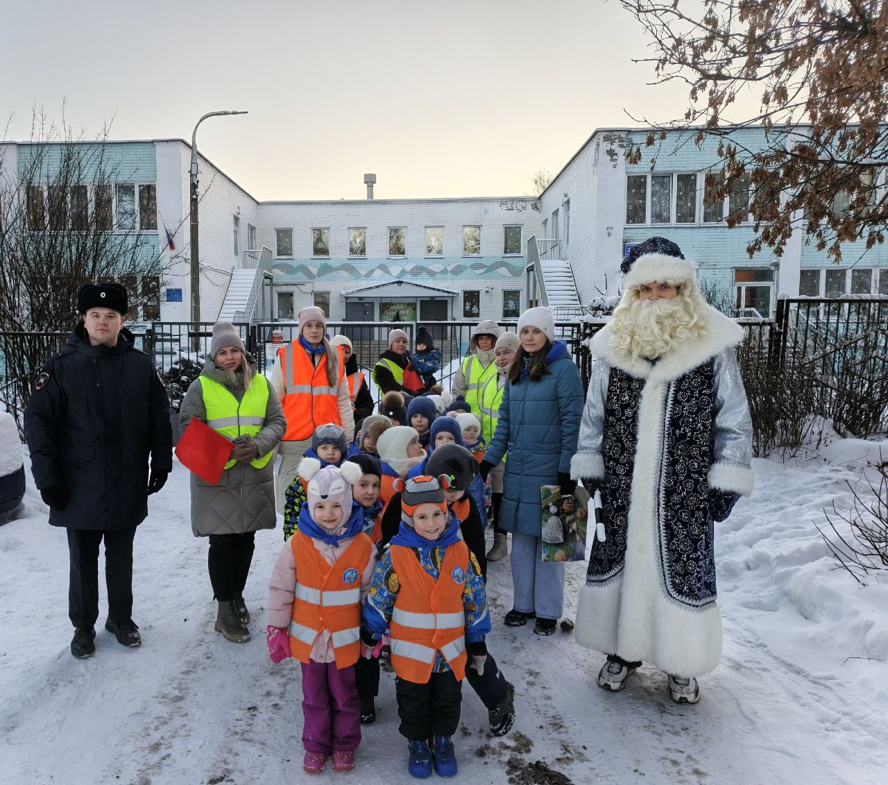 Полицейский Дед Мороз и юные помощники инспекторов движения детского сада № 16 пожелали жителям города Кирова в Новом году безопасных дорог!!! Полицейский Дед Мороз и юные помощники инспекторов движения детского сада № 16 пожелали жителям города Кирова в Новом году безопасных дорог!!!