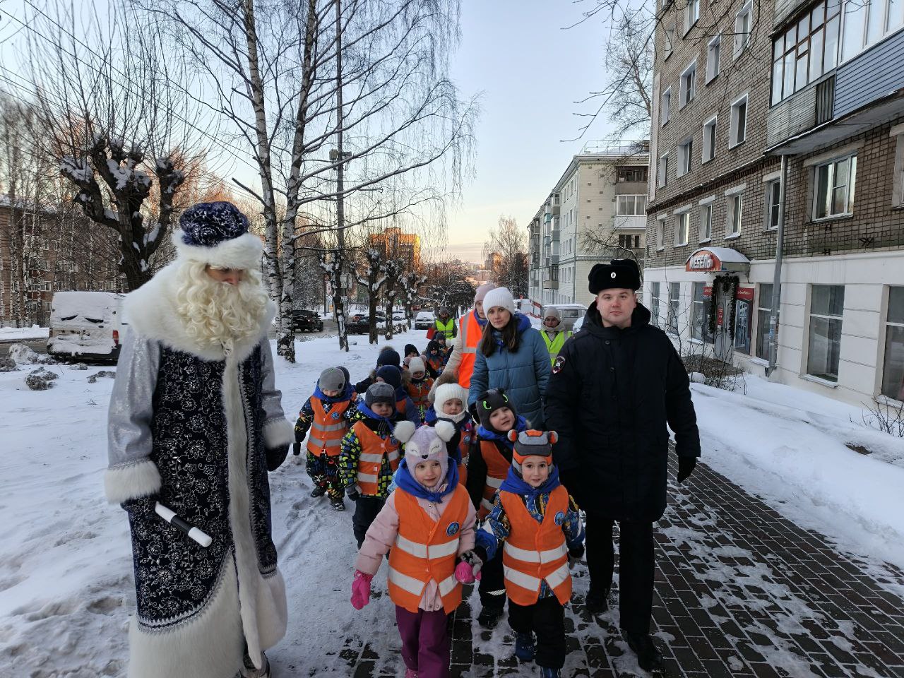 Полицейский Дед Мороз и юные помощники инспекторов движения детского сада № 16 пожелали жителям города Кирова в Новом году безопасных дорог!!! Полицейский Дед Мороз и юные помощники инспекторов движения детского сада № 16 пожелали жителям города Кирова в Новом году безопасных дорог!!!