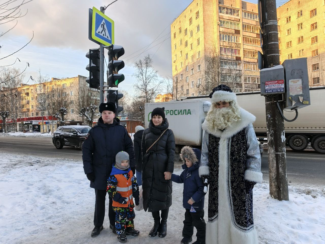 Полицейский Дед Мороз и юные помощники инспекторов движения детского сада № 16 пожелали жителям города Кирова в Новом году безопасных дорог!!! Полицейский Дед Мороз и юные помощники инспекторов движения детского сада № 16 пожелали жителям города Кирова в Новом году безопасных дорог!!!
