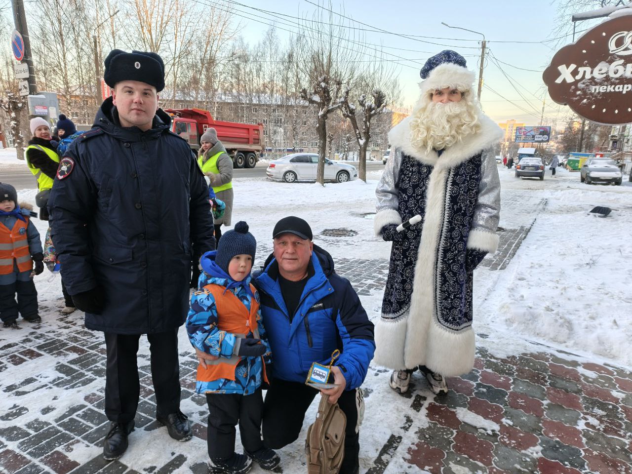 Полицейский Дед Мороз и юные помощники инспекторов движения детского сада № 16 пожелали жителям города Кирова в Новом году безопасных дорог!!! Полицейский Дед Мороз и юные помощники инспекторов движения детского сада № 16 пожелали жителям города Кирова в Новом году безопасных дорог!!!
