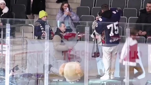 Болельщик «Олимпии» Алексей Самарцев сделал предложение своей девушке Полине