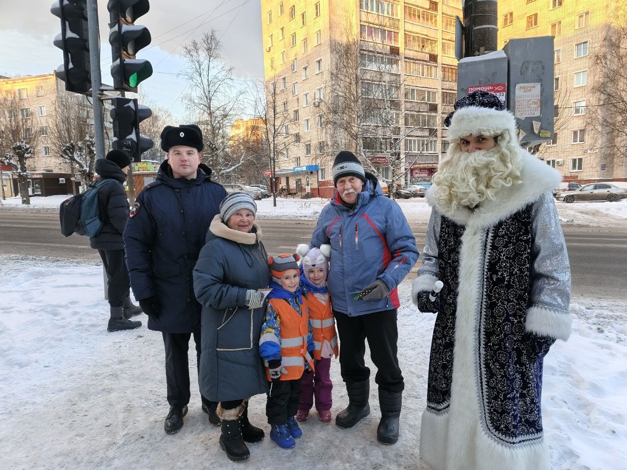 Полицейский Дед Мороз и юные помощники инспекторов движения детского сада № 16 пожелали жителям города Кирова в Новом году безопасных дорог!!! Полицейский Дед Мороз и юные помощники инспекторов движения детского сада № 16 пожелали жителям города Кирова в Новом году безопасных дорог!!!