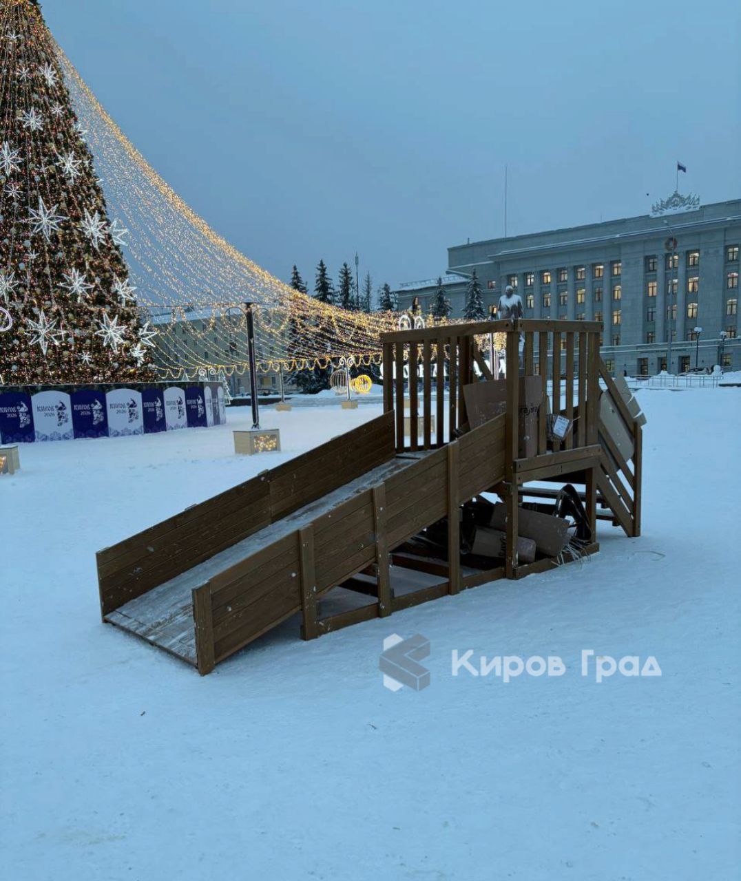 +1 горка на Театралке. Рабочие уже собрали одну из сертифицированных горок на главной площади города