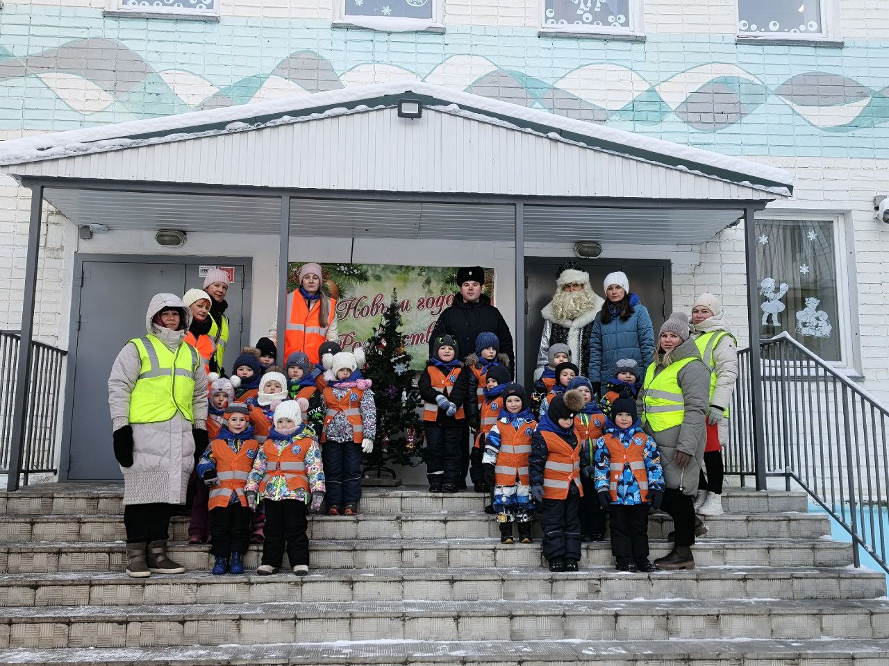 Полицейский Дед Мороз и юные помощники инспекторов движения детского сада № 16 пожелали жителям города Кирова в Новом году безопасных дорог!!!