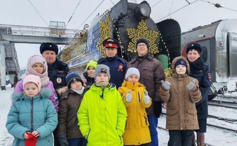 Транспортные полицейские города Кирова пригласили детей из центра «Вятушка» посетить Поезд Деда Мороза
