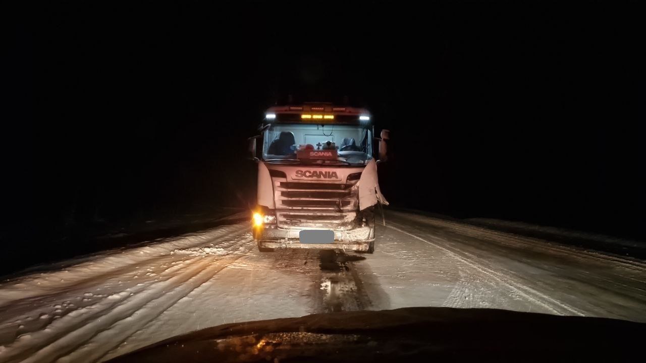 Сегодня в 15:50 в Советском районе произошло столкновение легкового автомобиля ВАЗ-2115 и грузового автомобиля «Скания»