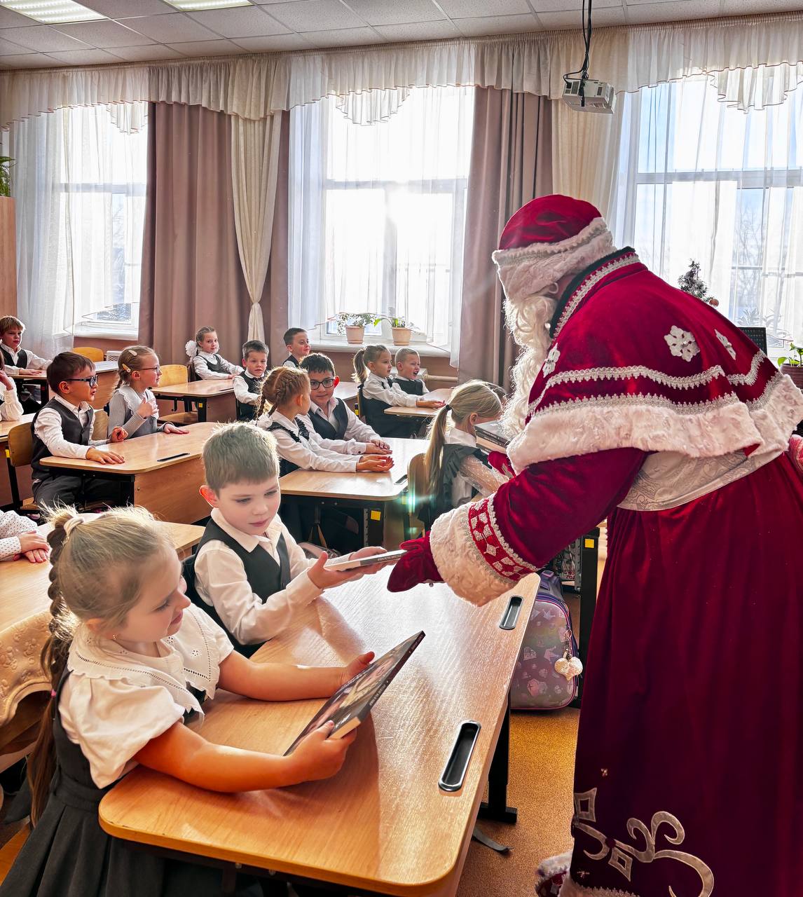 Александр Соколов: Ученики начальных классов в Кировской области получают новогодние подарки Александр Соколов: Ученики начальных классов в Кировской области получают новогодние подарки