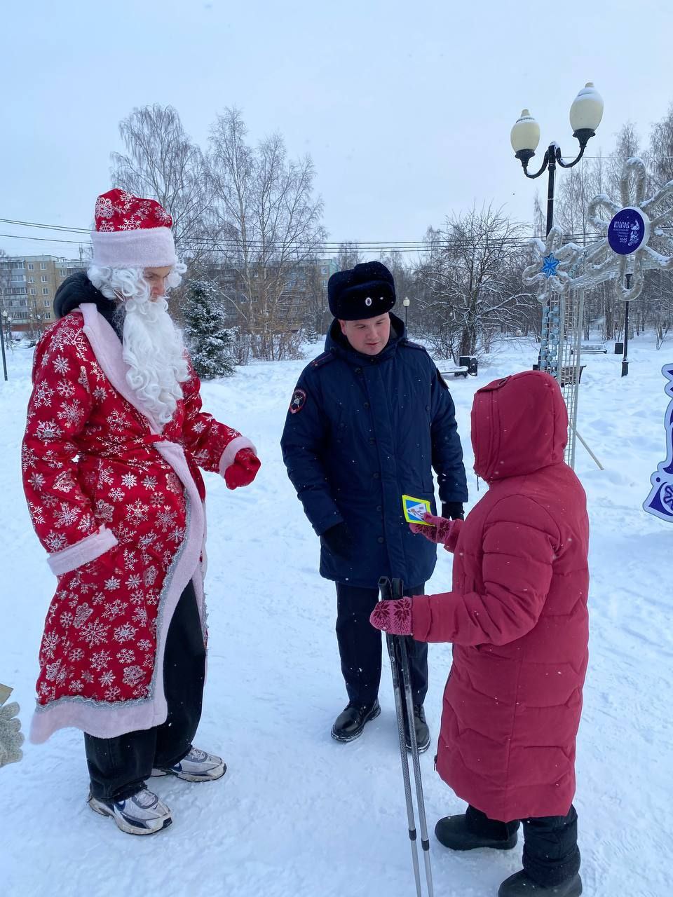 В местах массового отдыха граждан полицейские и юные инспекторы движения школы № 60 г.Кирова напоминают пешеходам о необходимости быть заметными на дороге В местах массового отдыха граждан полицейские и юные инспекторы движения школы № 60 г.Кирова напоминают пешеходам о необходимости быть заметными на дороге