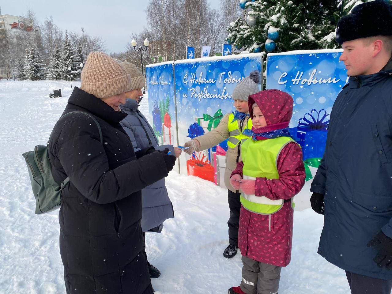 В местах массового отдыха граждан полицейские и юные инспекторы движения школы № 60 г.Кирова напоминают пешеходам о необходимости быть заметными на дороге В местах массового отдыха граждан полицейские и юные инспекторы движения школы № 60 г.Кирова напоминают пешеходам о необходимости быть заметными на дороге