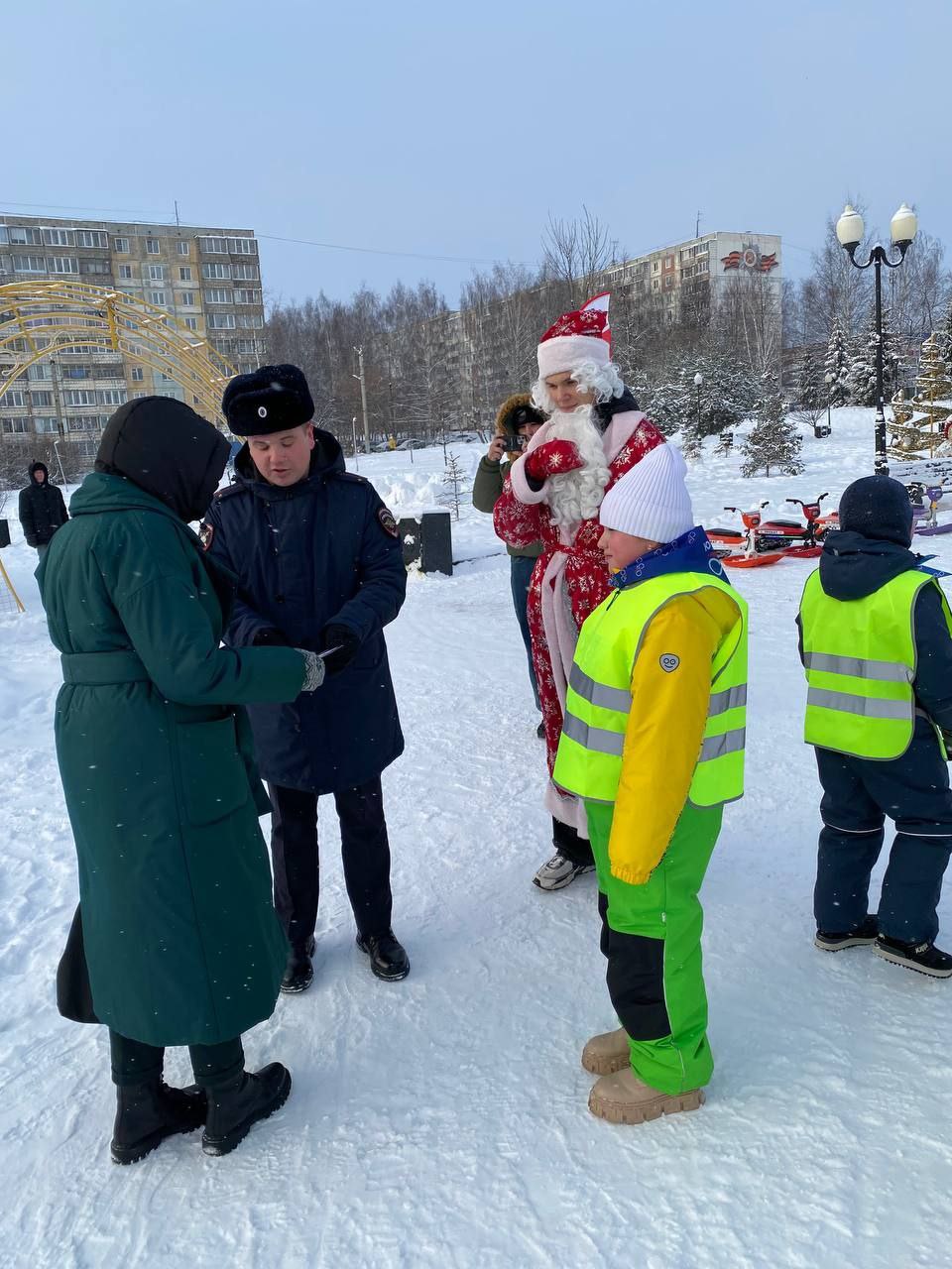 В местах массового отдыха граждан полицейские и юные инспекторы движения школы № 60 г.Кирова напоминают пешеходам о необходимости быть заметными на дороге В местах массового отдыха граждан полицейские и юные инспекторы движения школы № 60 г.Кирова напоминают пешеходам о необходимости быть заметными на дороге