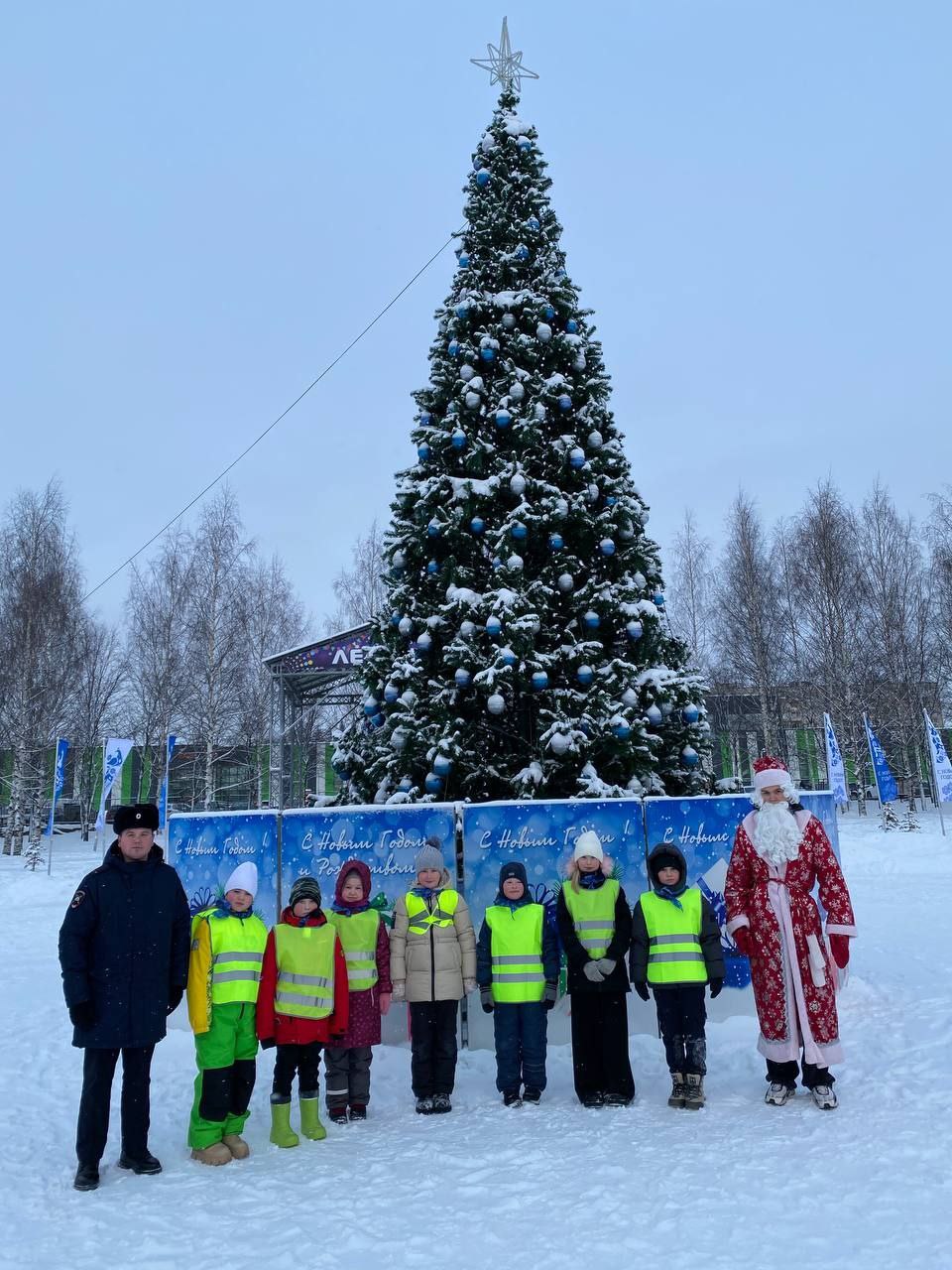 В местах массового отдыха граждан полицейские и юные инспекторы движения школы № 60 г.Кирова напоминают пешеходам о необходимости быть заметными на дороге