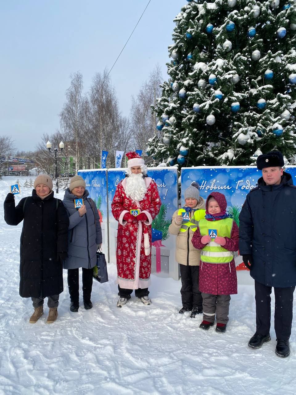 В местах массового отдыха граждан полицейские и юные инспекторы движения школы № 60 г.Кирова напоминают пешеходам о необходимости быть заметными на дороге В местах массового отдыха граждан полицейские и юные инспекторы движения школы № 60 г.Кирова напоминают пешеходам о необходимости быть заметными на дороге