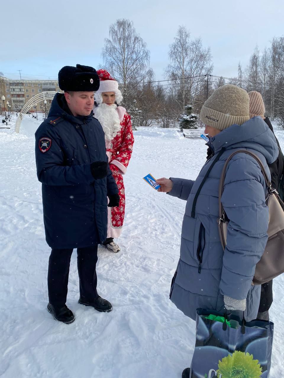 В местах массового отдыха граждан полицейские и юные инспекторы движения школы № 60 г.Кирова напоминают пешеходам о необходимости быть заметными на дороге В местах массового отдыха граждан полицейские и юные инспекторы движения школы № 60 г.Кирова напоминают пешеходам о необходимости быть заметными на дороге