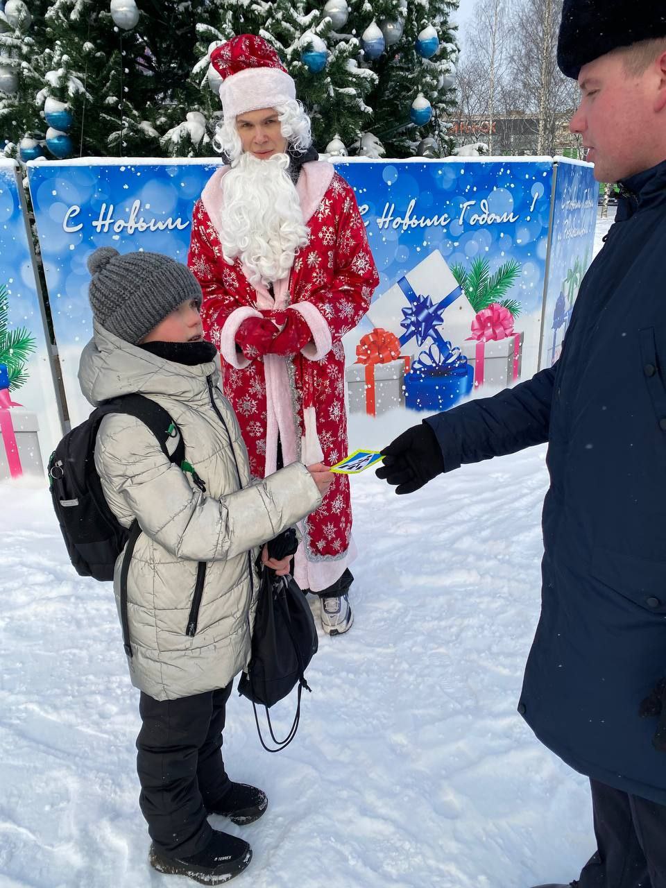 В местах массового отдыха граждан полицейские и юные инспекторы движения школы № 60 г.Кирова напоминают пешеходам о необходимости быть заметными на дороге В местах массового отдыха граждан полицейские и юные инспекторы движения школы № 60 г.Кирова напоминают пешеходам о необходимости быть заметными на дороге