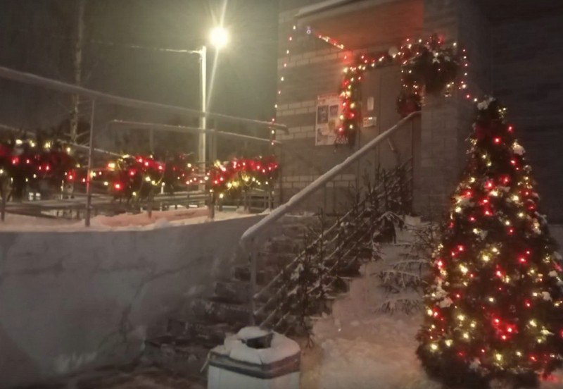 Кировчане креативно украсили подъезд дома Кировчане креативно украсили подъезд дома