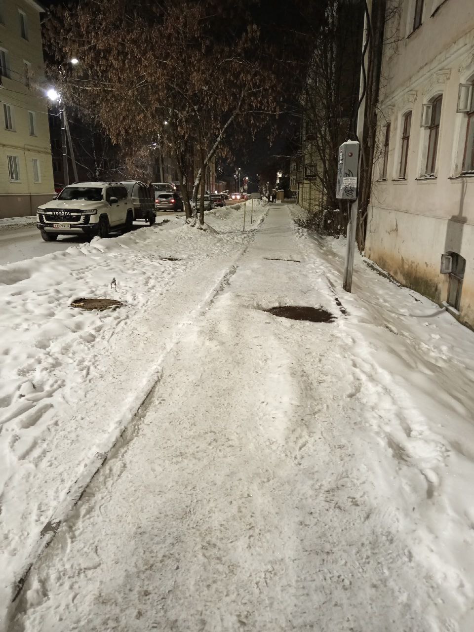 Прокуратура продолжает выявлять и реагировать на нарушения законов при содержании придомовых территорий, общественных пространств, улично-дорожной сети в Кирове, Кирово-Чепецке, Слободском, Котельниче, Уржуме, Яранске и... Прокуратура продолжает выявлять и реагировать на нарушения законов при содержании придомовых территорий, общественных пространств, улично-дорожной сети в Кирове, Кирово-Чепецке, Слободском, Котельниче, Уржуме, Яранске и...