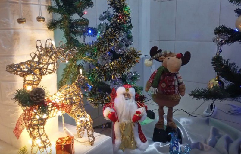 Кировчане креативно украсили подъезд дома Кировчане креативно украсили подъезд дома