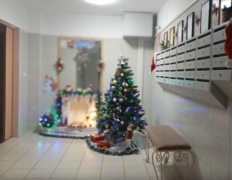 Кировчане креативно украсили подъезд дома Кировчане креативно украсили подъезд дома