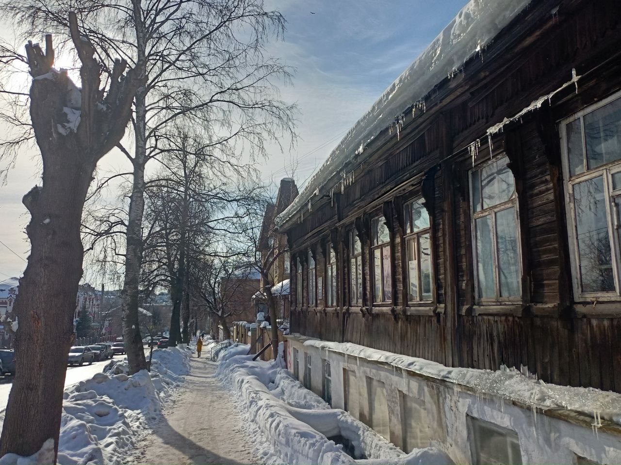 Прокуратура продолжает выявлять и реагировать на нарушения законов при содержании придомовых территорий, общественных пространств, улично-дорожной сети в Кирове, Кирово-Чепецке, Слободском, Котельниче, Уржуме, Яранске и...