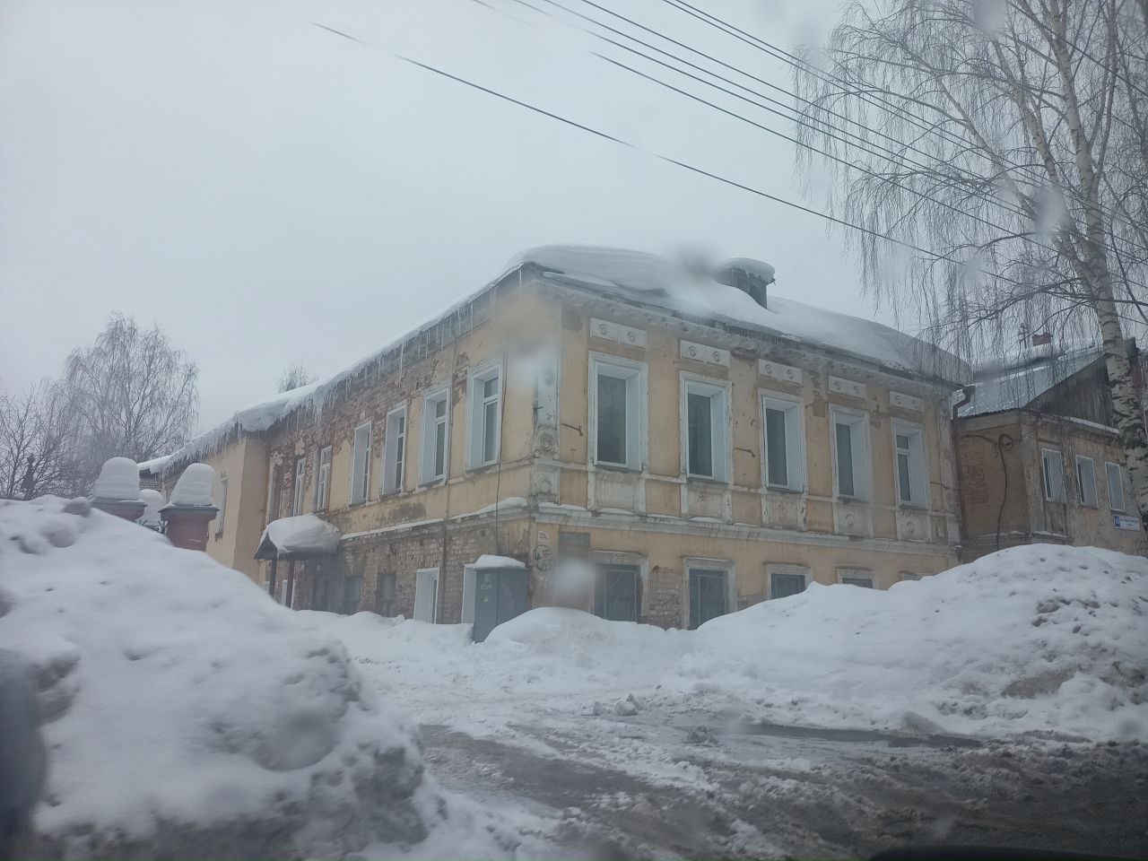 Прокуратура продолжает выявлять и реагировать на нарушения законов при содержании придомовых территорий, общественных пространств, улично-дорожной сети в Кирове, Кирово-Чепецке, Слободском, Котельниче, Уржуме, Яранске и... Прокуратура продолжает выявлять и реагировать на нарушения законов при содержании придомовых территорий, общественных пространств, улично-дорожной сети в Кирове, Кирово-Чепецке, Слободском, Котельниче, Уржуме, Яранске и...