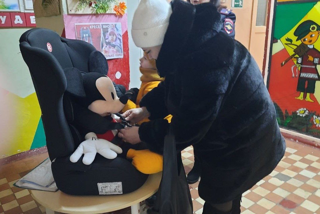 В преддверии новогодних каникул инспекторы в детских садах провели тренинги по безопасной перевозке детей в автомобиле для родителей-водителей