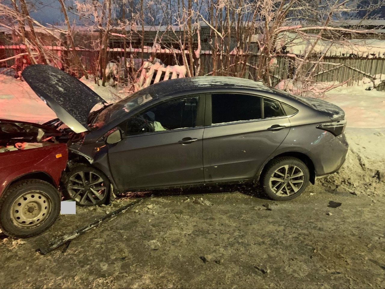 Два человека пострадали в массовом ДТП на ул. Комсомольской в Кирове Два человека пострадали в массовом ДТП на ул. Комсомольской в Кирове