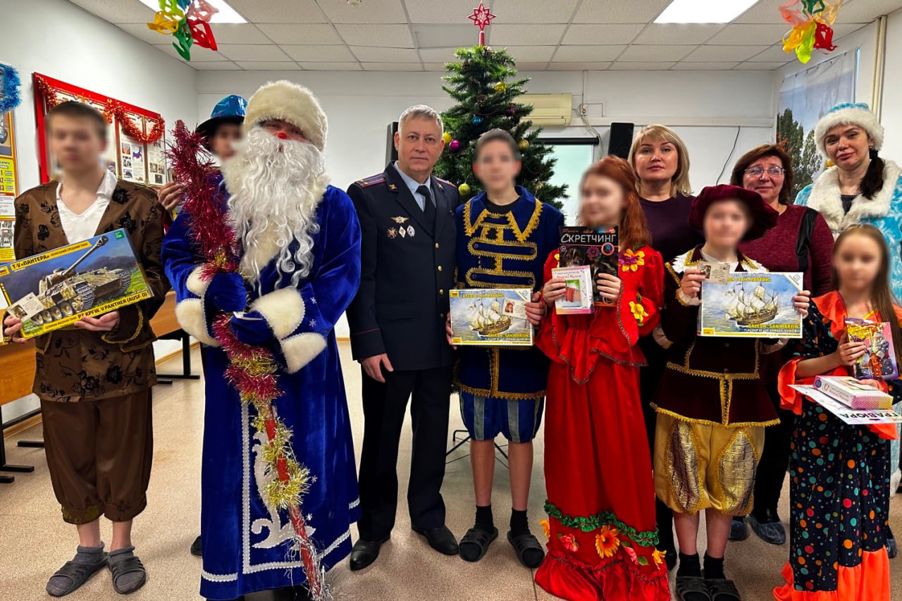 В рамках Всероссийской акции МВД России «Полицейский Дед Мороз» сотрудники Центра временного содержания для несовершеннолетних правонарушителей УМВД России по Кировской области совместно с представителями общественности...