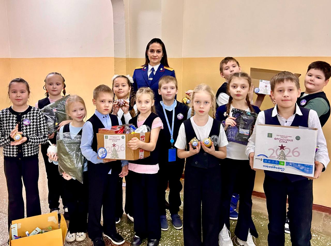 Накануне Нового года сотрудники следственного управления СК России по Кировской области вместе с учащимися и педагогами МОАУ СОШ с УИОП № 10 им. К.Э. Циолковского приняли участие в акции «Фронтовая елка»