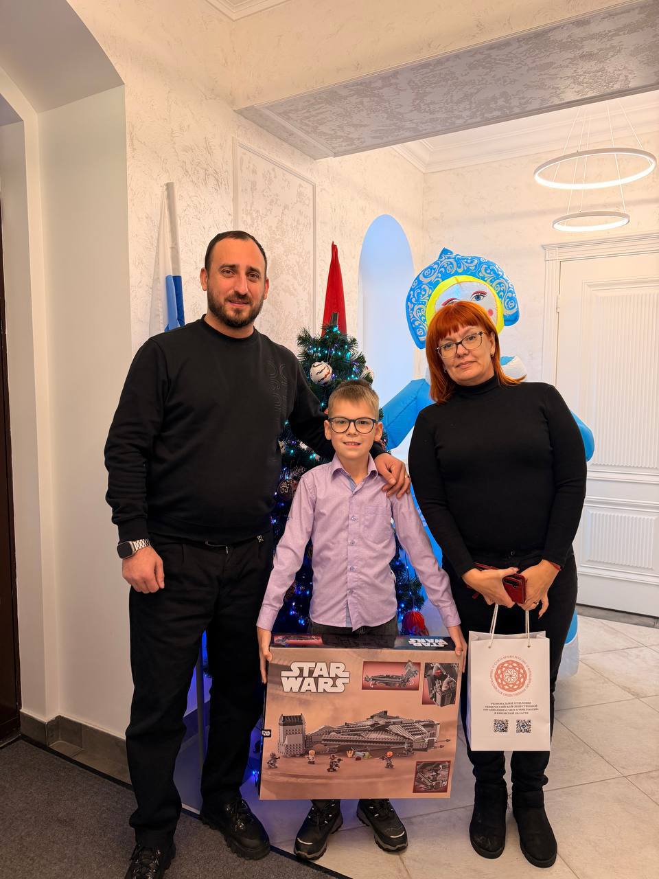 Юный кировчанин получил заветный подарок с "Ёлки желаний" Юный кировчанин получил заветный подарок с "Ёлки желаний"