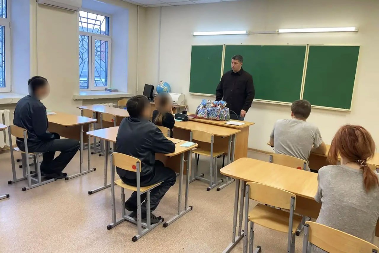 В рамках Всероссийской акции МВД России «Полицейский Дед Мороз» сотрудники Центра временного содержания для несовершеннолетних правонарушителей УМВД России по Кировской области совместно с представителями общественности... В рамках Всероссийской акции МВД России «Полицейский Дед Мороз» сотрудники Центра временного содержания для несовершеннолетних правонарушителей УМВД России по Кировской области совместно с представителями общественности...