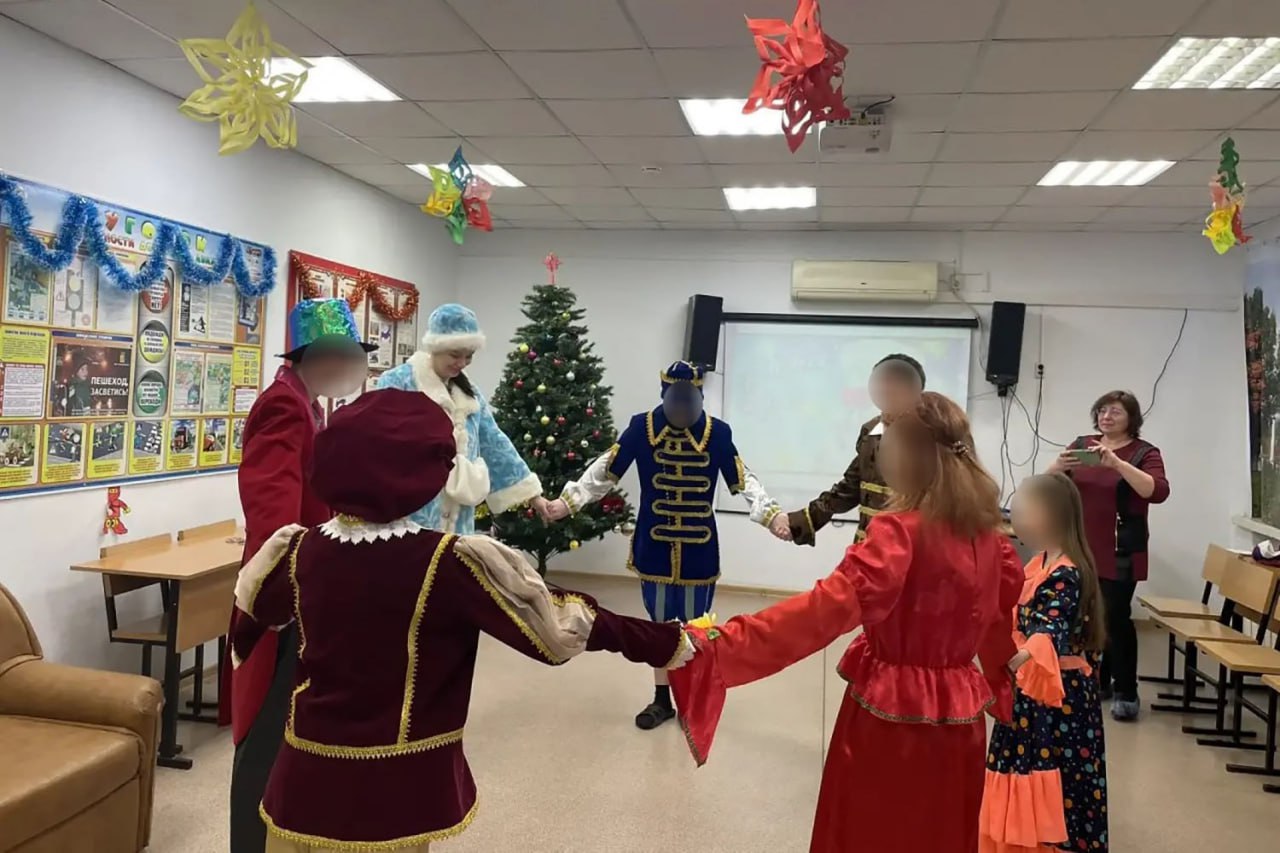 В рамках Всероссийской акции МВД России «Полицейский Дед Мороз» сотрудники Центра временного содержания для несовершеннолетних правонарушителей УМВД России по Кировской области совместно с представителями общественности... В рамках Всероссийской акции МВД России «Полицейский Дед Мороз» сотрудники Центра временного содержания для несовершеннолетних правонарушителей УМВД России по Кировской области совместно с представителями общественности...