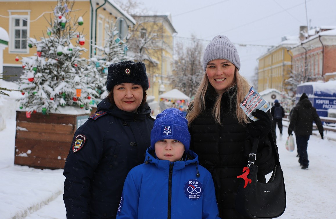 В Кирове автоинспекторы напомнили посетителям историко-культурных мест о дорожной безопасности В Кирове автоинспекторы напомнили посетителям историко-культурных мест о дорожной безопасности