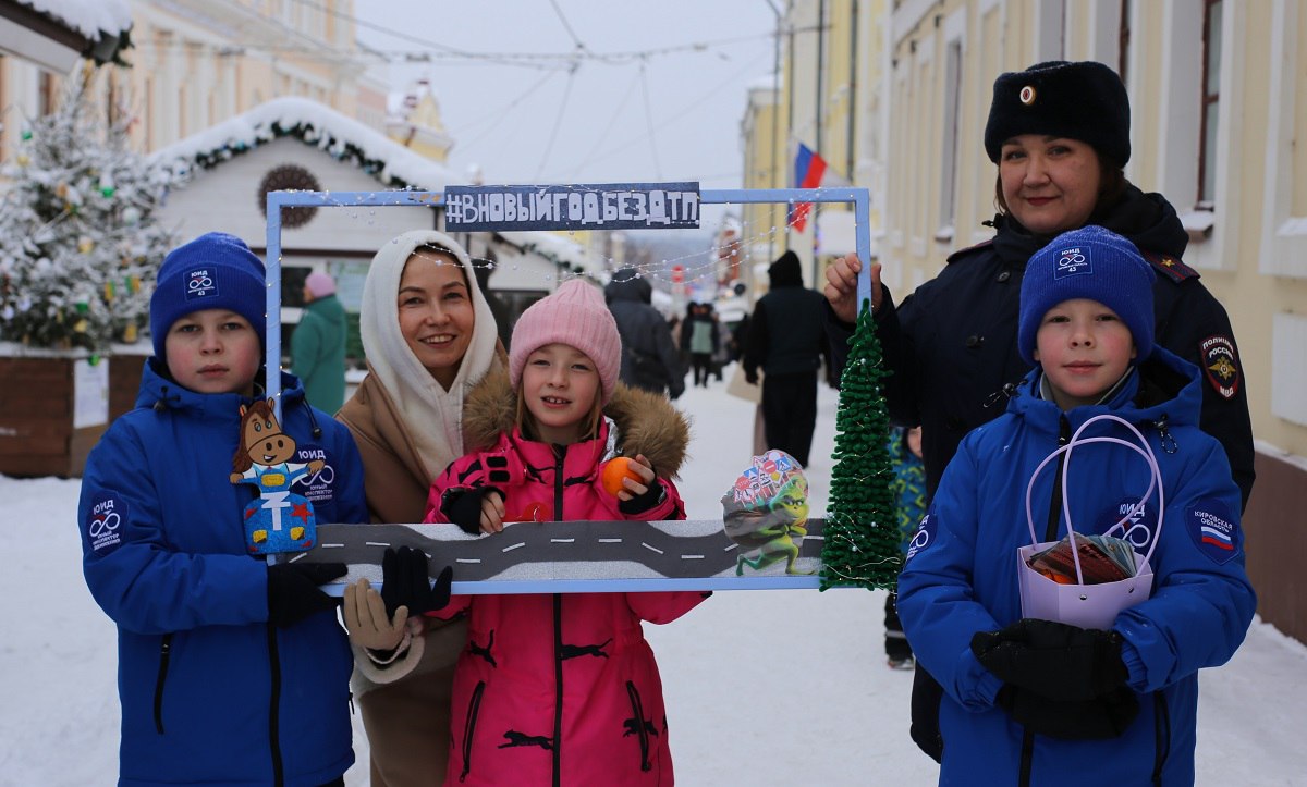 В Кирове автоинспекторы напомнили посетителям историко-культурных мест о дорожной безопасности В Кирове автоинспекторы напомнили посетителям историко-культурных мест о дорожной безопасности