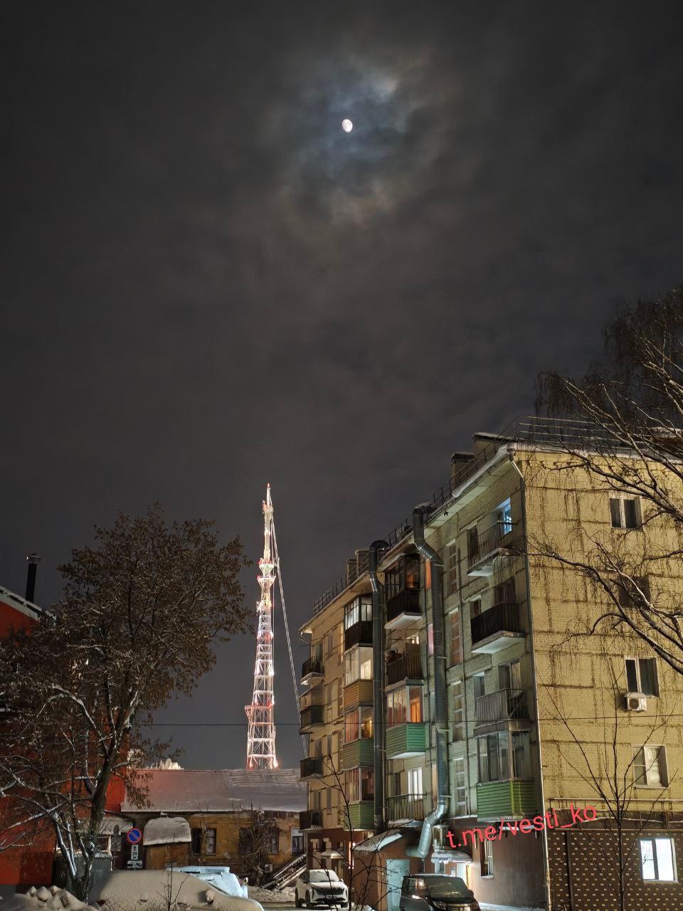 Кировская телевышка сегодня вновь засияла праздничными новогодними огнями Кировская телевышка сегодня вновь засияла праздничными новогодними огнями