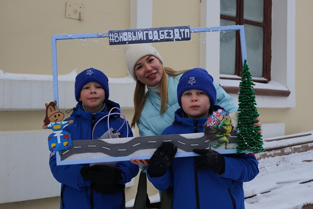 В Кирове автоинспекторы напомнили посетителям историко-культурных мест о дорожной безопасности В Кирове автоинспекторы напомнили посетителям историко-культурных мест о дорожной безопасности