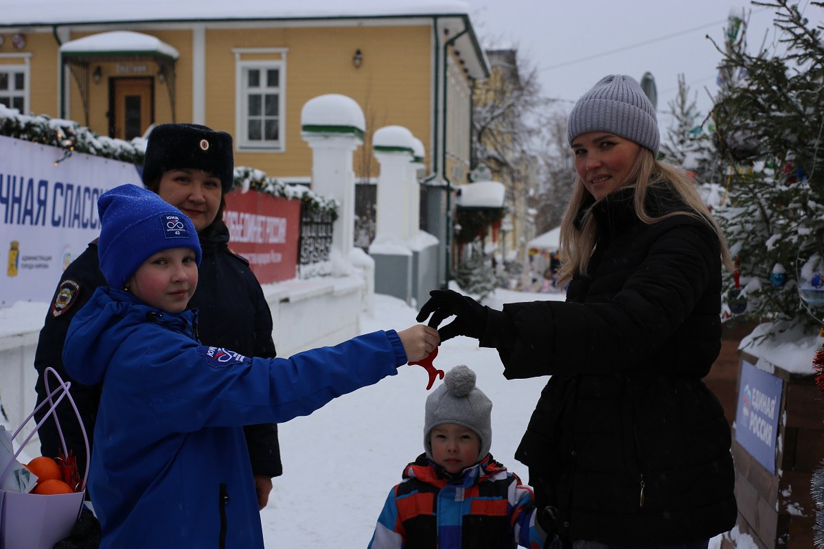 В Кирове автоинспекторы напомнили посетителям историко-культурных мест о дорожной безопасности В Кирове автоинспекторы напомнили посетителям историко-культурных мест о дорожной безопасности