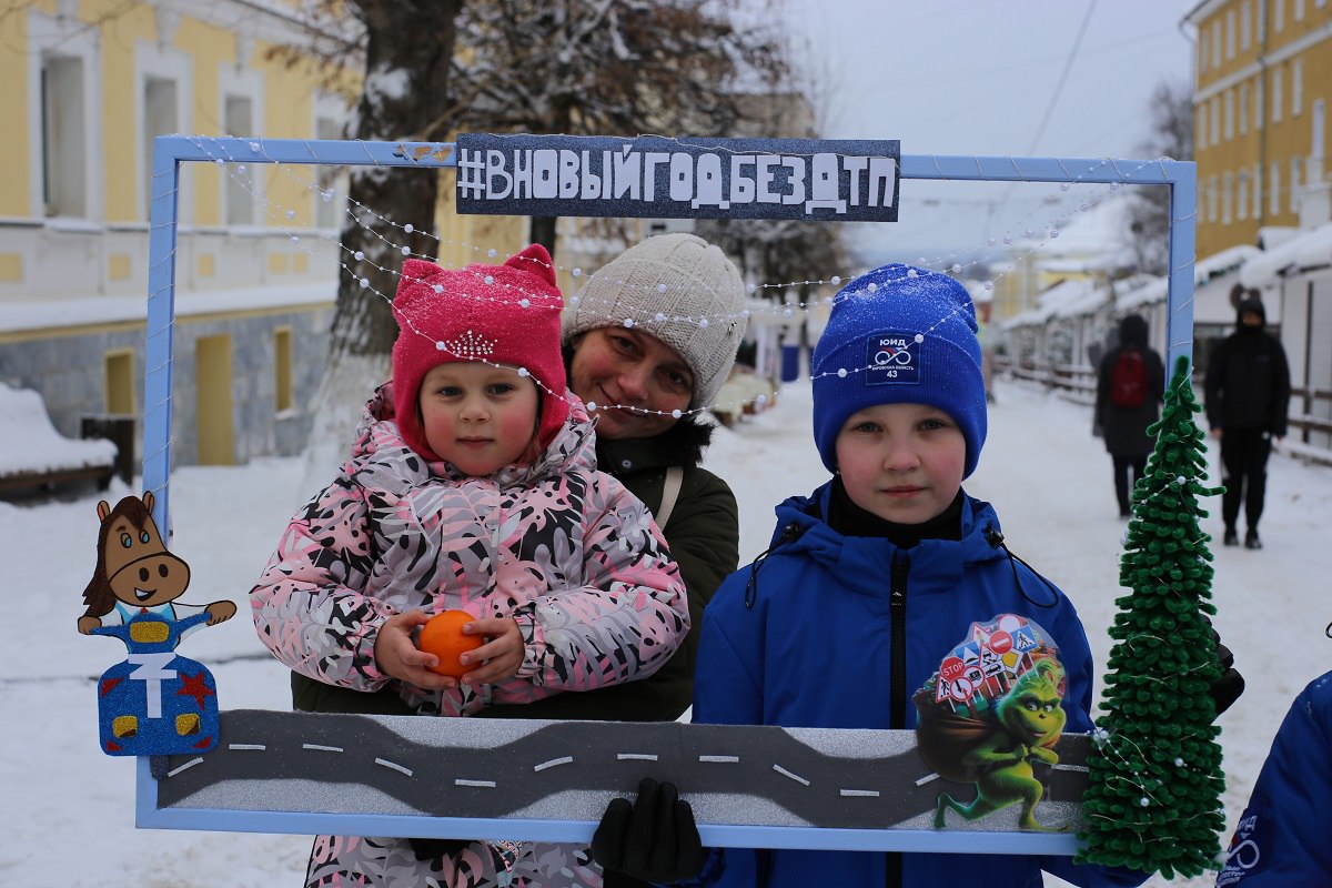 В Кирове автоинспекторы напомнили посетителям историко-культурных мест о дорожной безопасности В Кирове автоинспекторы напомнили посетителям историко-культурных мест о дорожной безопасности