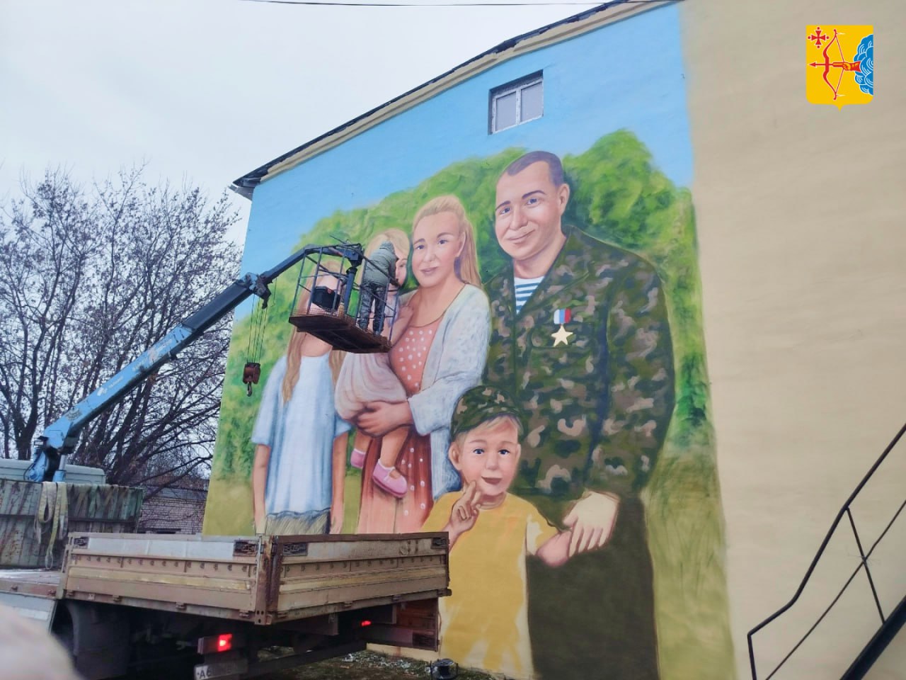 В 2025 году в посёлке Ленинское Шабалинского района появился первый мурал В 2025 году в посёлке Ленинское Шабалинского района появился первый мурал