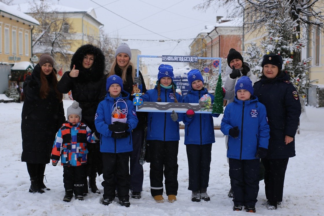 В Кирове автоинспекторы напомнили посетителям историко-культурных мест о дорожной безопасности