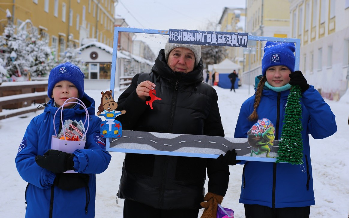 В Кирове автоинспекторы напомнили посетителям историко-культурных мест о дорожной безопасности В Кирове автоинспекторы напомнили посетителям историко-культурных мест о дорожной безопасности